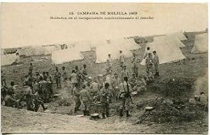 ANTIGUA POSTAL DE MELILLA. 12. CAMPAÑA DE MELILLA 1909. SOLDADOS EN EL CAMPO RECIBIENDO EL RANCHO...