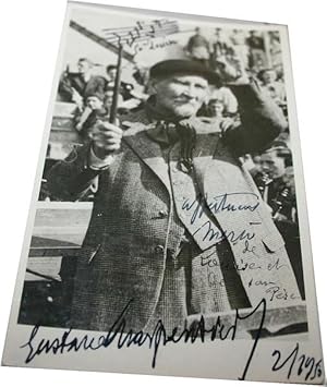 Bild des Verkufers fr Photographie autographe signe adresse  A. BRUINEN. "Porte musicale 50 me Louise". Au dos "50me anniversaire de Louise  l'Opra Comique Paris Fvrier 1950. Souvenir personnel de Gustave Charpentier. A son interprte A. BRUINEN crateur du rle du p zum Verkauf von JOIE DE LIRE