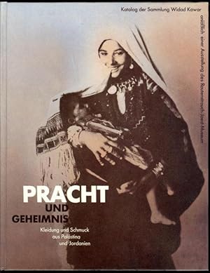 Bild des Verkufers fr Pracht und Geheimnis. Kleidung und Schmuck aus Palstina und Jordanien. Katalog der Sammlung Widad Kawar zu einer Ausstellung des Rautenstrauch - Joest - Museums der Stadt Kln in Zusammenarbeit mit dem Institute of Archaeology and Anthropology der Yarmuk Universitt in Irbid. zum Verkauf von Versandantiquariat Markus Schlereth