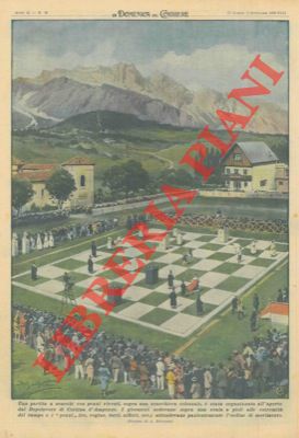 Una partita a scacchi con pezzi umani, a Cortina d'Ampezzo.