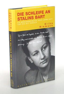 Bild des Verkufers fr Die Schleife an Stalins Bart. Ein Mdchenstreich, acht Jahre Haft und die Zeit danach. zum Verkauf von Antiquariat An der Rott Oswald Eigl