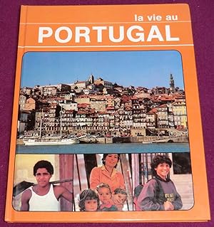 Seller image for LA VIE AU PORTUGAL for sale by LE BOUQUINISTE