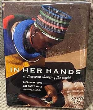 Imagen del vendedor de In Her Hands, Craftswomen Changing the World a la venta por My Book Heaven