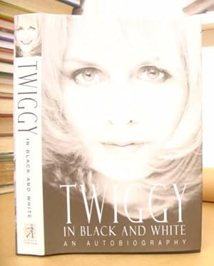 Bild des Verkufers fr Twiggy In Black And White zum Verkauf von Eastleach Books