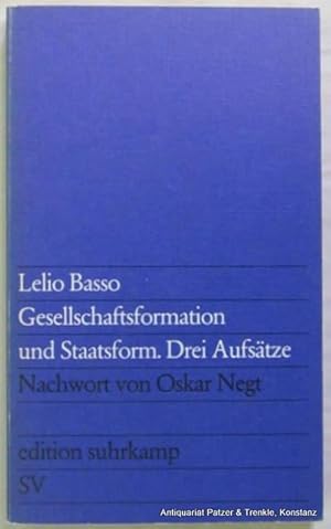 Bild des Verkufers fr Gesellschaftsformation und Staatsform. Drei Aufstze. Nachwort von Oskar Negt. Frankfurt, Suhrkamp, 1975. Kl.-8vo. 196 S., 6 Bl. Or.-Kart. ; Rcken leicht verblasst. (edition suhrkamp, 720). (ISBN 3518007203). - Inhaltsverzeichnis mit Unterstreichung. zum Verkauf von Jrgen Patzer