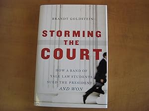 Imagen del vendedor de Storming The Court: How a Band of Yale Law Students Sued the President--and Won a la venta por By The Lake Books