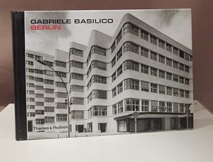 Bild des Verkufers fr Berlin. Edited by Fillipo Maggia and Gabriele Basilici. Texts by Hans Ulrich Obrist, Stefano Boeri, Renate Siebenhaar and Gabriele Basilico. With 138 duotone photograps. zum Verkauf von Dieter Eckert