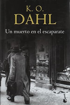 Seller image for UN MUERTO EN EL ESCAPARATE Nuevo for sale by Librera Hijazo