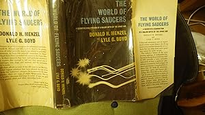 Image du vendeur pour World of Flying Saucers, The a Scientific Examination of a Major Myth of the Space Age mis en vente par Bluff Park Rare Books