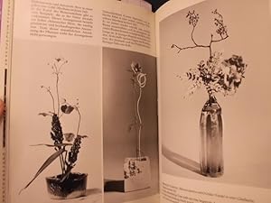 Bild des Verkufers fr Das Ikebana Jahr - Die schnsten Beispiele aus der Sogetsu-Schule zum Verkauf von Buchantiquariat Uwe Sticht, Einzelunter.