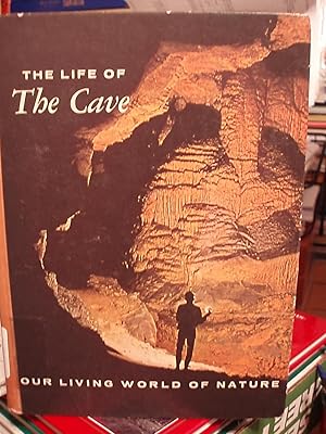 Imagen del vendedor de The Life of the Cave (Our Living World of Nature ) a la venta por Carol's Cache