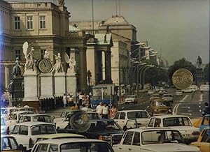 Image du vendeur pour Alte historische Ansichten aus der DDR vom ADN Zentralbild: Unter den Linden. Silver gelatin print. Size of image. 25 x 30 cm. (Gestempelt rckseitig. "ADN Zentralbild". ) . Ansicht um 1970. mis en vente par Umbras Kuriosittenkabinett