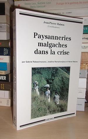 Bild des Verkufers fr PAYSANNERIES MALGACHES DANS LA CRISE : Par Gabriel Rabearimanana, Josline Ramamonjisoa, Herv Rakoto, Prface De Paul Plissier et Gilles Sautter, Sous La Direction De Jean-Pierre Raison zum Verkauf von Planet's books