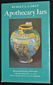 Bild des Verkufers fr Apothecary Jars. armaceutical Pottery and Porcelain in Europe and the East 1150 - 1850, with a Glossary of Terms used in Inscriptions zum Verkauf von Abraxas-libris