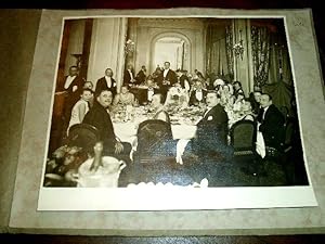 Bild des Verkufers fr Photographie en noir et blanc d'un banquet ruinissant des personnalits. Scne de repas, Sous le clich en bas  droite en impression : "Ruysdal" zum Verkauf von JOIE DE LIRE