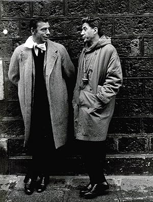 Seller image for [Photographie originale] Yves Montand et Alain Resnais sur le tournage du film "La guerre est finie" (1966) photographis par Jean-Michel Folon for sale by Des livres autour (Julien Mannoni)