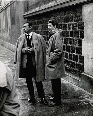 [Photographie originale] Yves Montand et Alain Resnais sur le tournage du film "La guerre est fin...