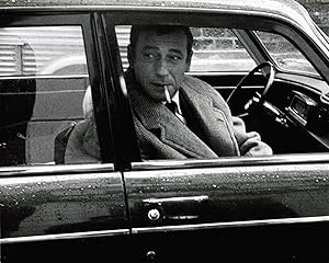 Seller image for [Photographie originale] Yves Montand sur le tournage du film "La guerre est finie" (1966) photographi par Jean-Michel Folon for sale by Des livres autour (Julien Mannoni)