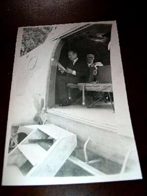 Très belle photographie de presse représentant Valéry Giscard d'Estaing en hélicoptère.