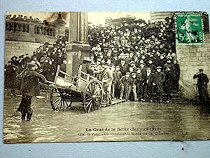 Image du vendeur pour Carte Postale Ancienne - 75016 - PARIS - Crue de la Seine (1910) - Quai de Passy - On transborde le monde sur des Charettes -GROS PLAN ANIM mis en vente par JOIE DE LIRE