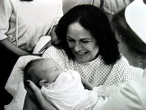 Très belle photographie de presse : " Et un bébé en plus de Wans Hussen. Colleen Dewhurst. 10-11-...