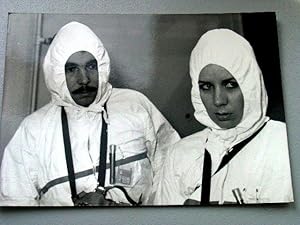 Très belle photographie de presse : "Medecins de nuit ; l'usine Castel". Remy Carpentier et Eva D...