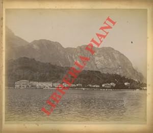 Bild des Verkufers fr Lago di Como. Varenna La Galleia, Villa Serbelloni, Riva di Tremezzo, Veduta panoramica, Bellagio e Villa Melzi. zum Verkauf von Libreria Piani