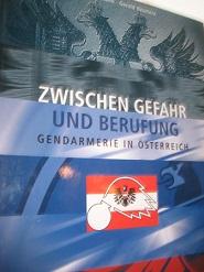 Imagen del vendedor de Zwischen Gefahr und Berufung Gendarmerie in sterreich a la venta por Alte Bcherwelt