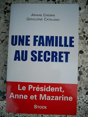 Image du vendeur pour Une famille au secret - Le President, Anne et Mazarine mis en vente par Frederic Delbos