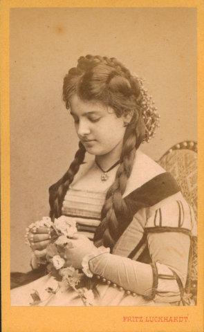 [Carte-de-visite Fotografie] Halbe Figur, sitzend, mit Blumen im Hand.