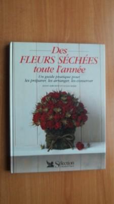 Bild des Verkufers fr DES FLEURS SECHEES TOUTE L'ANNEE un guide pratique pour les prparer, les arranger, les conserver zum Verkauf von KEMOLA