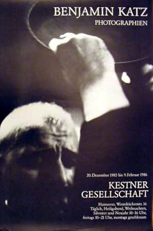 Photographien. [Plakat] Kestner-Gesellschaft Hannover, 20. Dezember 1985 bis 9. Februar 1986.