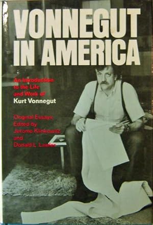 Imagen del vendedor de Vonnegut in America An Introduction to the Life and Work of Kurt Vonnegut a la venta por Derringer Books, Member ABAA