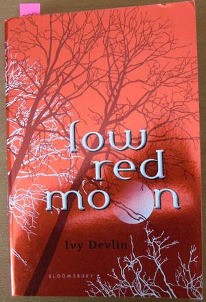 Imagen del vendedor de Low Red Moon a la venta por Reading Habit
