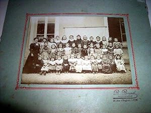 Photographie ancienne contre collée sur carton rigide de l'école communale de filles de SEREZIN D...