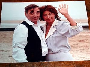 Seller image for Trs belle photographie en couleurs sur papier Kodak de Charles Aznavour & Magali Nol dans le film "Qu'est-ce qui fait courir David ?' Magali Nol for sale by JOIE DE LIRE