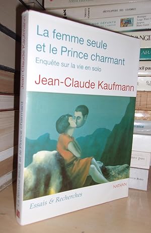 Bild des Verkufers fr LA FEMME SEULE ET LE PRINCE CHARMANT : Enqute Sur La Vie En Solo zum Verkauf von Planet's books