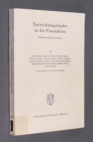 Seller image for Entwicklungslnder in der Finanzkrise. Probleme und Perspektiven. Von Jrn Altmann, Hans-Gert Braun, Wilhelm Hankel, u. a. Herausgegeben von Udo Ernst Simonis. (= Schriften des Vereins fr Socialpolitik. Gesellschaft fr Wirtschafts- und Sozialwissenschaften. Neue Folge. Band 136). for sale by Antiquariat Kretzer