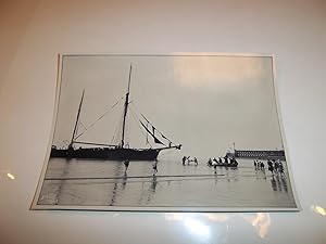 Imagen del vendedor de PHOTOGRAPHIE ORIGINALE DE CALAIS : le Port, un Transbordement dans une Barque tire par un Cheval - 1929 - a la venta por Librairie Guimard