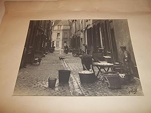Imagen del vendedor de PHOTOGRAPHIE ORIGINALE DE CALAIS : UNE RUE ANIMEE DE CALAIS (lingres travaillant au beau milieu de la rue) - 1933 - a la venta por Librairie Guimard
