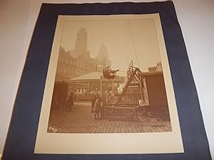 Imagen del vendedor de PHOTOGRAPHIE ORIGINALE DE CALAIS : LA FOIRE PLACE D'ARMES (MANEGES avec au fond : la Tour du Guet et le Beffroi) (1927) a la venta por Librairie Guimard