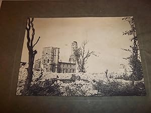 Imagen del vendedor de PHOTOGRAPHIE ORIGINALE DE CALAIS : LA PLACE D'ARMES EN RUINES APRES LES BOMBARDEMENTS (LA TOUR DU GUET) (1940) a la venta por Librairie Guimard