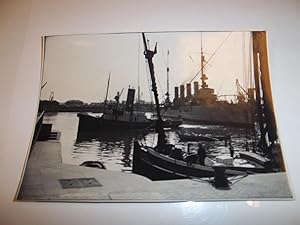 Imagen del vendedor de PHOTOGRAPHIE ORIGINALE DE CALAIS : le Port, un Remorqueur et Canot rejoignant un Bateau de Guerre (1904) a la venta por Librairie Guimard