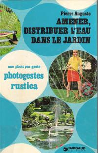 Amener , Distribuer L'eau dans Le Jardin : Une Photo Par Geste