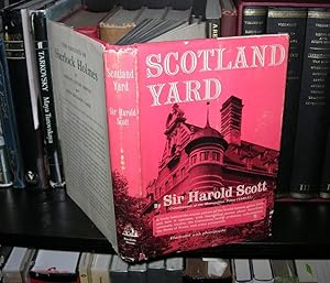 Imagen del vendedor de SCOTLAND YARD a la venta por Evolving Lens Bookseller