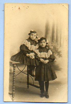 Immagine del venditore per Antigua Fotograf�a: DOS NI�AS. Trasera: Tarjeta Posta / Carte Postale. venduto da angeles sancha libros
