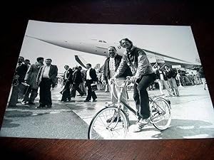 Très belle photographie de presse - Bryan Allen qui a traversé la manche passe devant le Concorde...