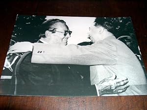 Imagen del vendedor de Trs belle photographie de presse reprsentant M.HUA KUO FENG, prsident du parti et du conseil d'Etat Chinois  BELGRADE, accueilli par le prsident yougoslave le marchal Josip Broz Tito (gauche). 21/08/1978. a la venta por JOIE DE LIRE