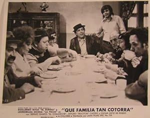 Imagen del vendedor de Que Familia Tan Cotorra. Movie poster. (Cartel de la Pelcula). a la venta por Wittenborn Art Books