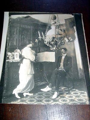Très belle Photographie ancienne sur papier albuminé anonyme représentant un couple devant une pa...